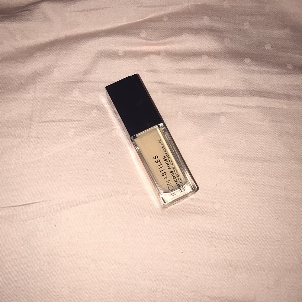 Fiona Stiles luminous foundation